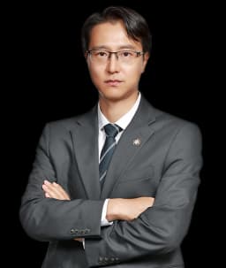 사건담당변호사 김동진